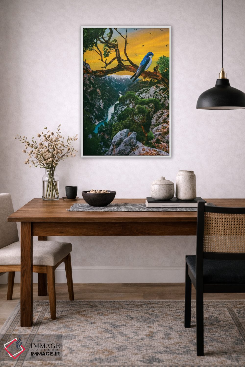 تابلو دکوراتیو یک پرستو روی شاخه در چشم انداز کوهستانی اثر ایوجنیا بیدیوک - D4W