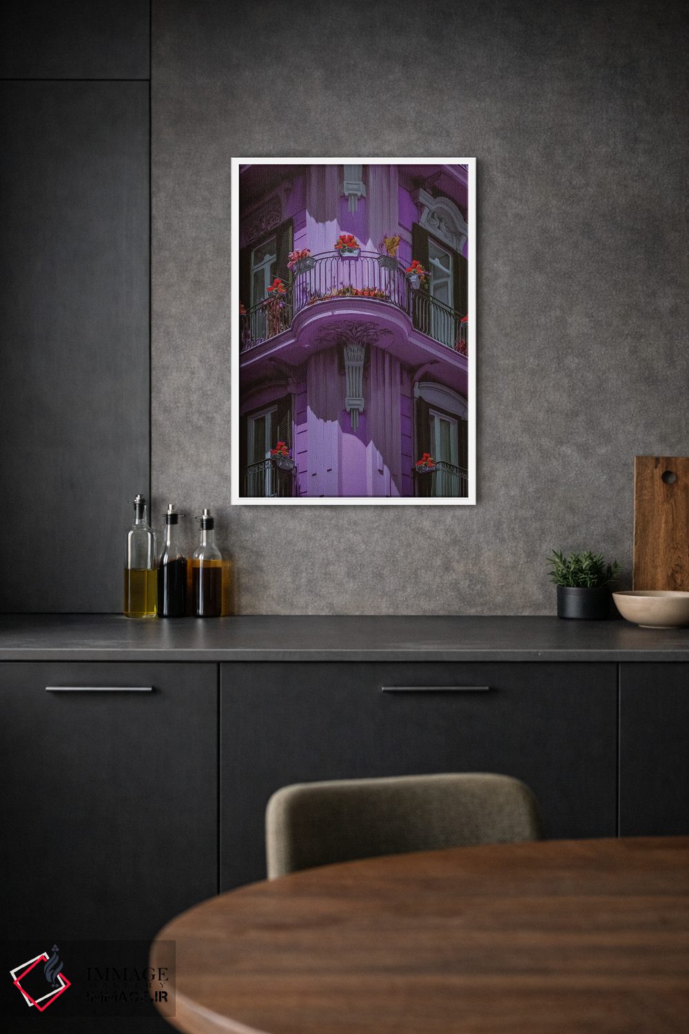 تابلو دکوراتیو نمای بنفش خانه ای قدیمی با بالکن ها اثر ایوجنیا بیدیوک - D1W
