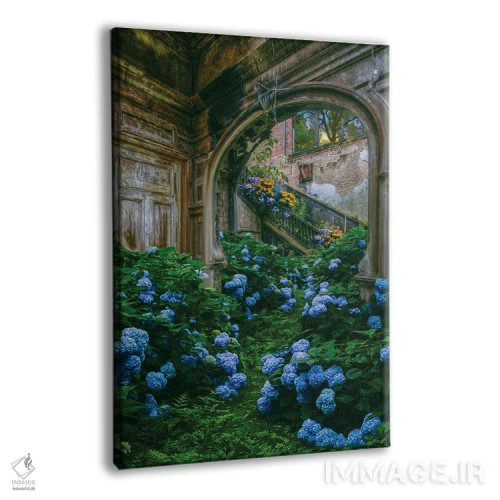 تابلو دکوراتیو گل های هورتانسیا آبی در خانه ای قدیمی و متروکه اثر ایوجنیا بیدیوک - نمای پرسپکتیو محصول