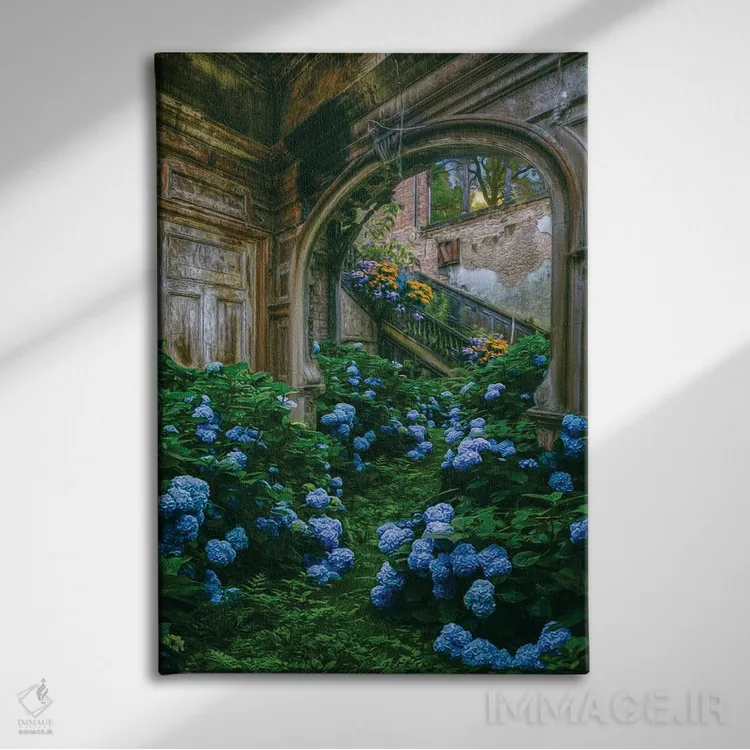 تابلو دکوراتیو گل های هورتانسیا آبی در خانه ای قدیمی و متروکه اثر ایوجنیا بیدیوک - نمای روبهرو روی دیوار