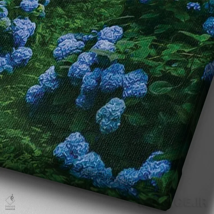 تابلو دکوراتیو گل های هورتانسیا آبی در خانه ای قدیمی و متروکه اثر ایوجنیا بیدیوک - نمای نزدیک بافت بوم