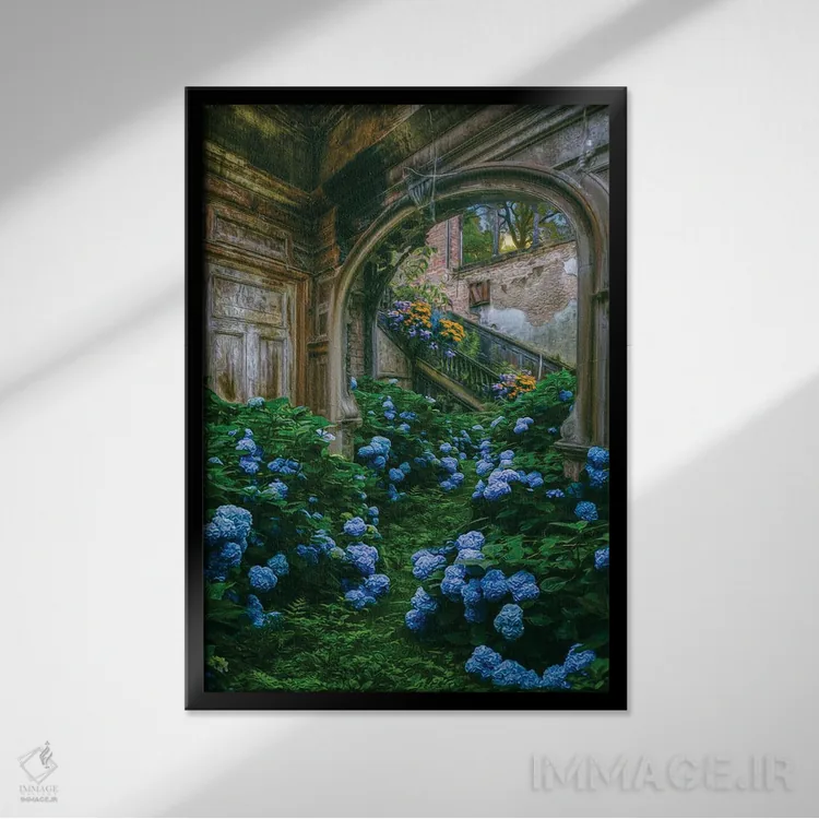 تابلو دکوراتیو گل های هورتانسیا آبی در خانه ای قدیمی و متروکه اثر ایوجنیا بیدیوک - نمای قابدار مشکی