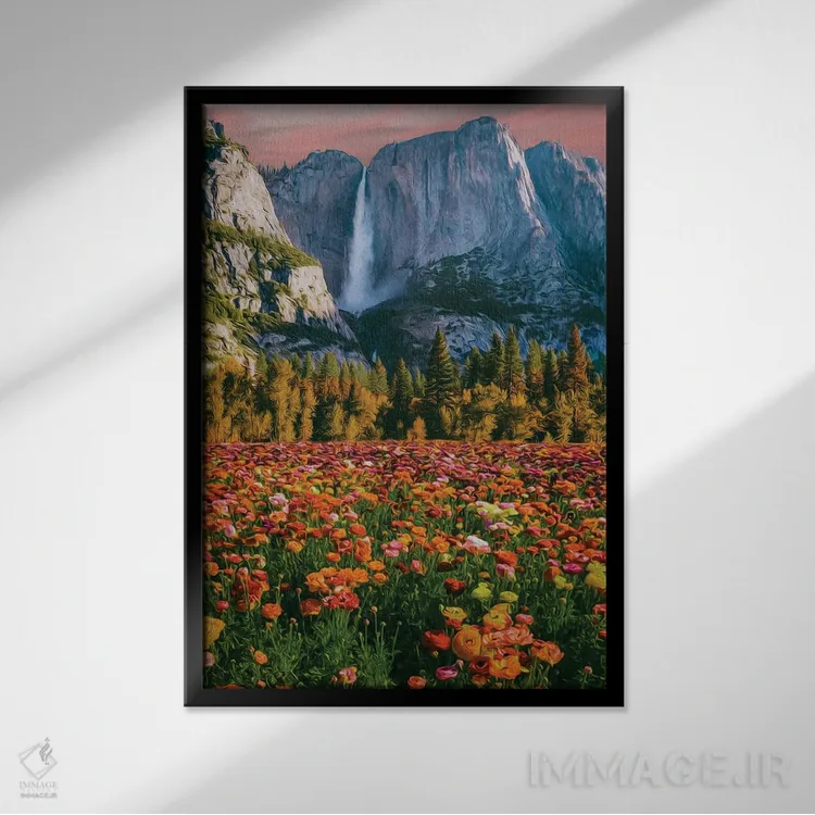 تابلو دکوراتیو دشتی با گل های رانانکولوس شکوفا در کوهستان اثر ایوجنیا بیدیوک - نمای قابدار مشکی