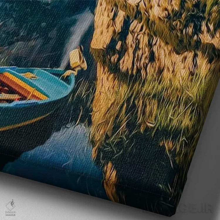 تابلو دکوراتیو قایق آبی روی دریاچه کوهستانی اثر ایوجنیا بیدیوک - نمای نزدیک بافت بوم