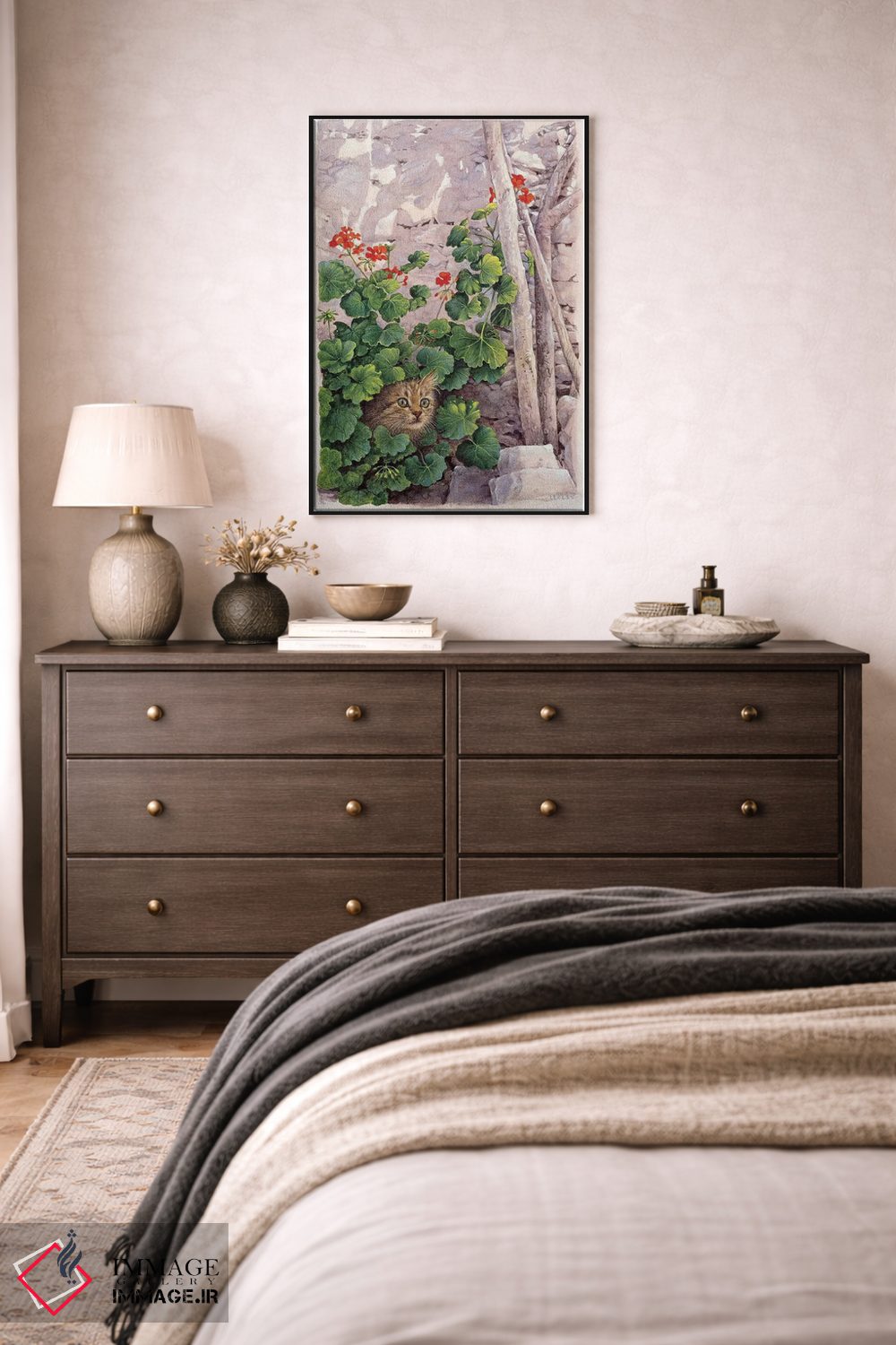 تابلو دکوراتیو کاتیا گربه یونانی در میان شمعدانی ها اثر آیوری کتس - D4B