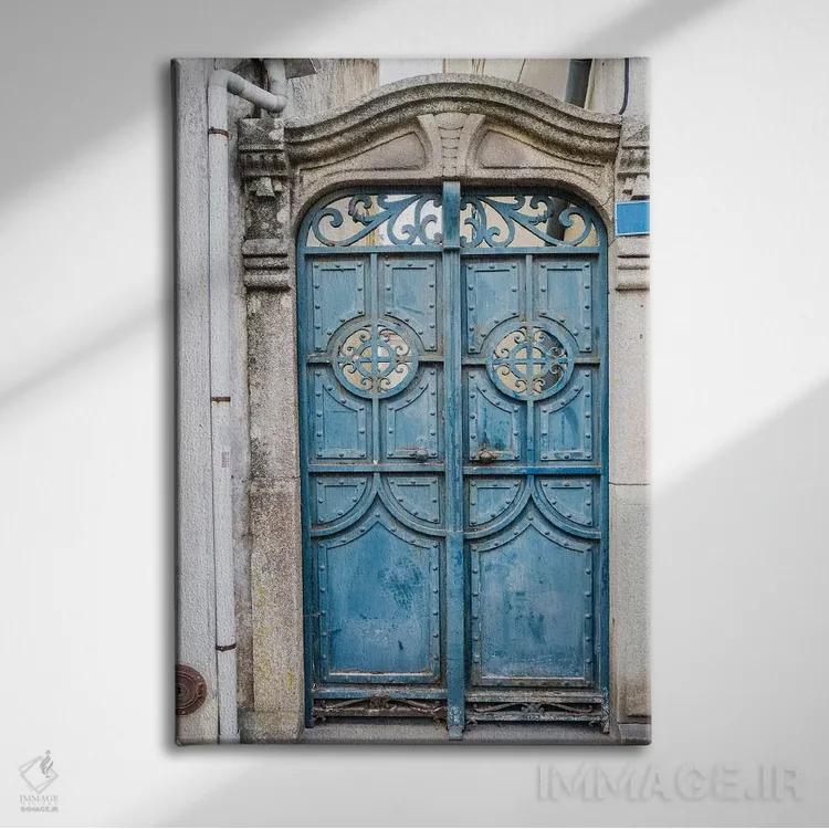 تابلو دکوراتیو Aveiro, Portugal,در فلزی منحصربه فرد بر خانه ای در خیابان ها… اثر جولی اگرز - نمای روبهرو روی دیوار