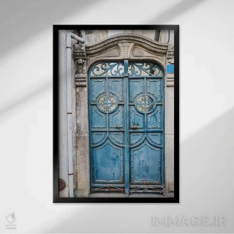 تابلو دکوراتیو Aveiro, Portugal,در فلزی منحصربه فرد بر خانه ای در خیابان ها… اثر جولی اگرز - نمای قابدار مشکی