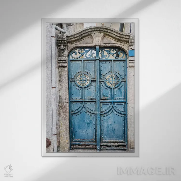 تابلو دکوراتیو Aveiro, Portugal,در فلزی منحصربه فرد بر خانه ای در خیابان ها… اثر جولی اگرز - نمای قابدار سفید