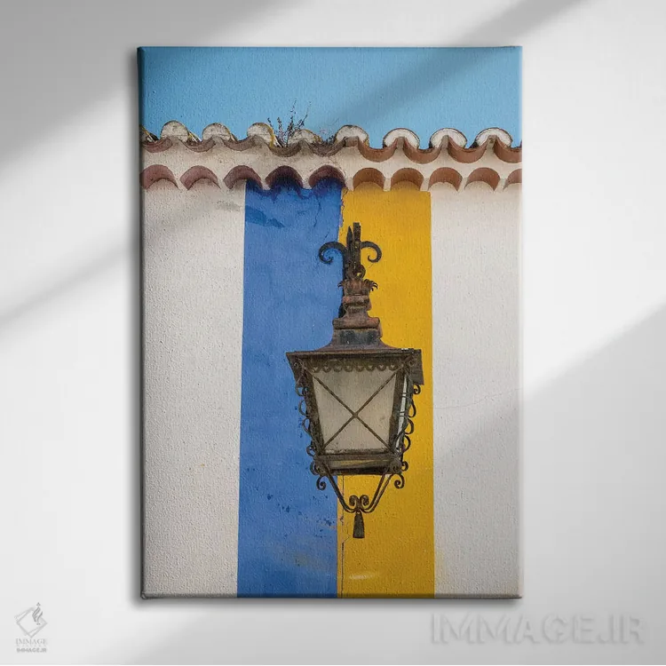 تابلو دکوراتیو Obidos, Portugal,فانوس فلزی آویزان از دیوار رنگی راه راه، اوب… اثر جولی اگرز - نمای روبهرو روی دیوار