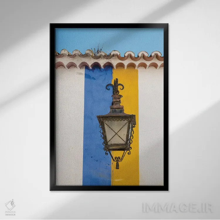 تابلو دکوراتیو Obidos, Portugal,فانوس فلزی آویزان از دیوار رنگی راه راه، اوب… اثر جولی اگرز - نمای قابدار مشکی