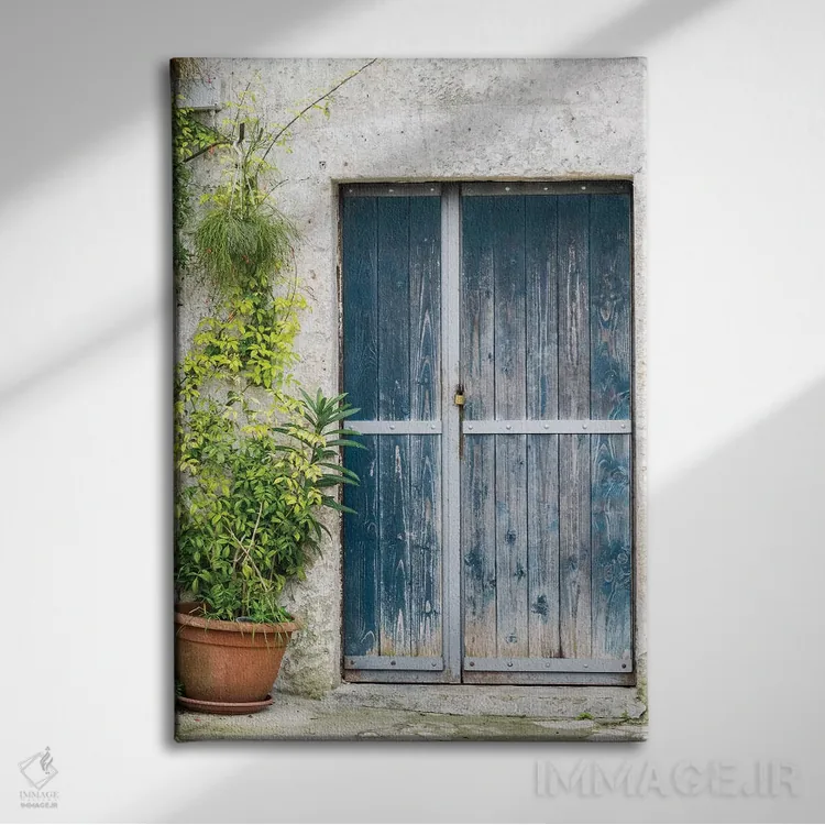 تابلو دکوراتیو در آبی بر خانه سنگی ساسی در ماترا اثر جولی اگرز - نمای روبهرو روی دیوار