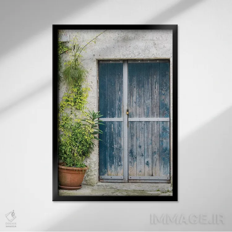 تابلو دکوراتیو در آبی بر خانه سنگی ساسی در ماترا اثر جولی اگرز - نمای قابدار مشکی