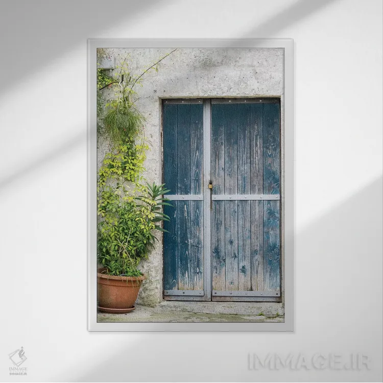 تابلو دکوراتیو در آبی بر خانه سنگی ساسی در ماترا اثر جولی اگرز - نمای قابدار سفید