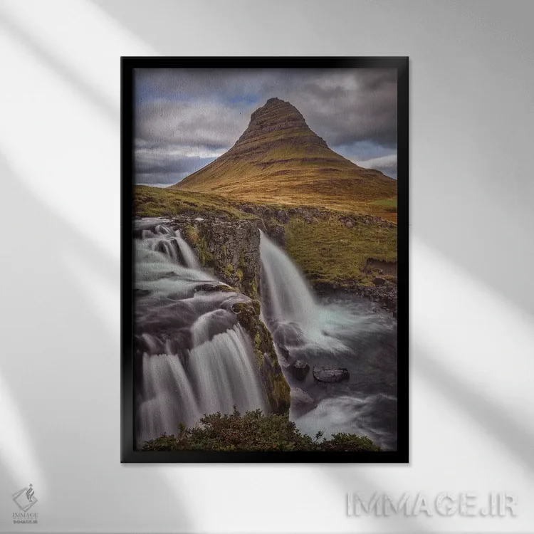 تابلو دکوراتیو Kirkjufellsfoss,ایسلند، آبشار کیرکجوفلسفوس اثر جان فورد - نمای قابدار مشکی