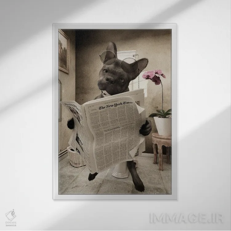 تابلو دکوراتیو بولداگ نشسته روی توالت، طرح بامزه حمام، هنر حیوانات اثر جوفری فیلیپ - نمای قابدار سفید