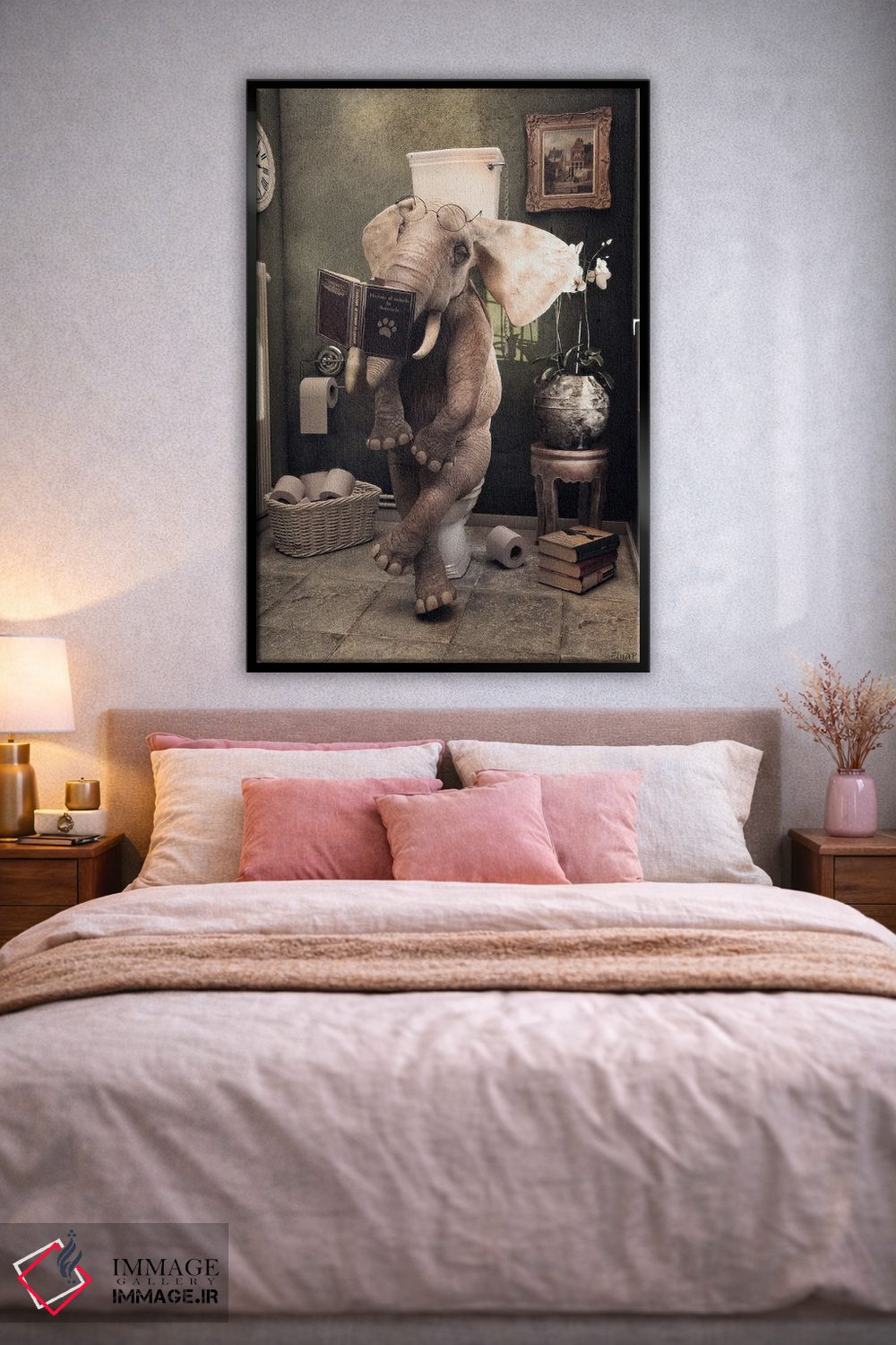 تابلو دکوراتیو فیل نشسته روی توالت، طرح بامزه حمام، هنر حیوانات اثر جوفری فیلیپ - D2B