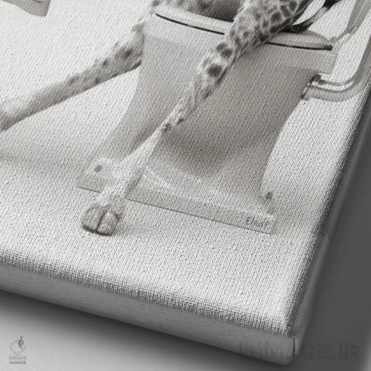 تابلو دکوراتیو زرافه در توالت اثر جوفری فیلیپ - نمای نزدیک بافت بوم