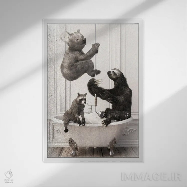 تابلو دکوراتیو تنبل و کوالا در حمام اثر جوفری فیلیپ - نمای قابدار سفید