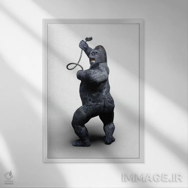 تابلو دکوراتیو گوریل در حال دوش گرفتن اثر جوفری فیلیپ - نمای قابدار سفید