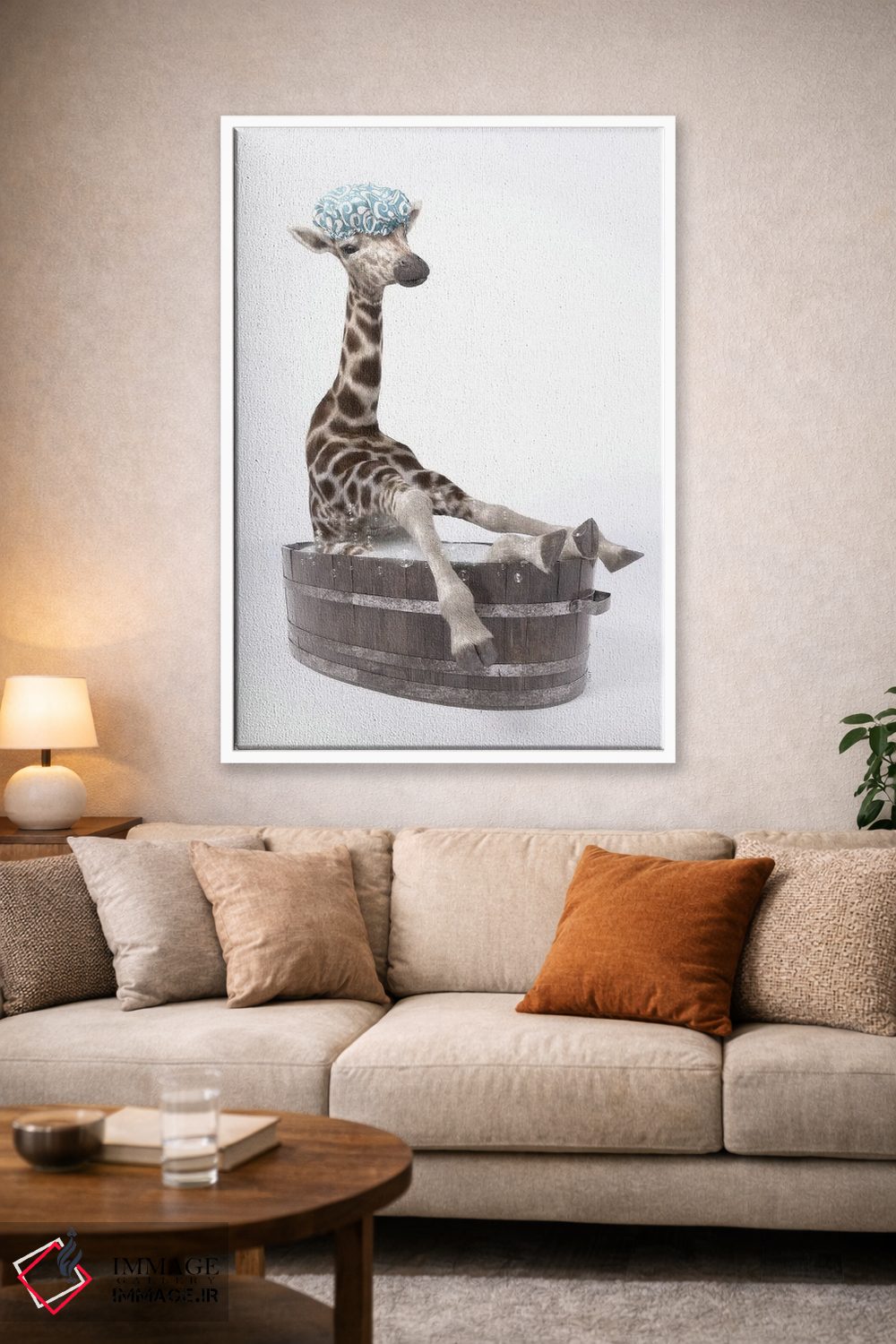 تابلو دکوراتیو زرافه در حمام با کلاه مخصوص استحمام اثر جوفری فیلیپ - D1W