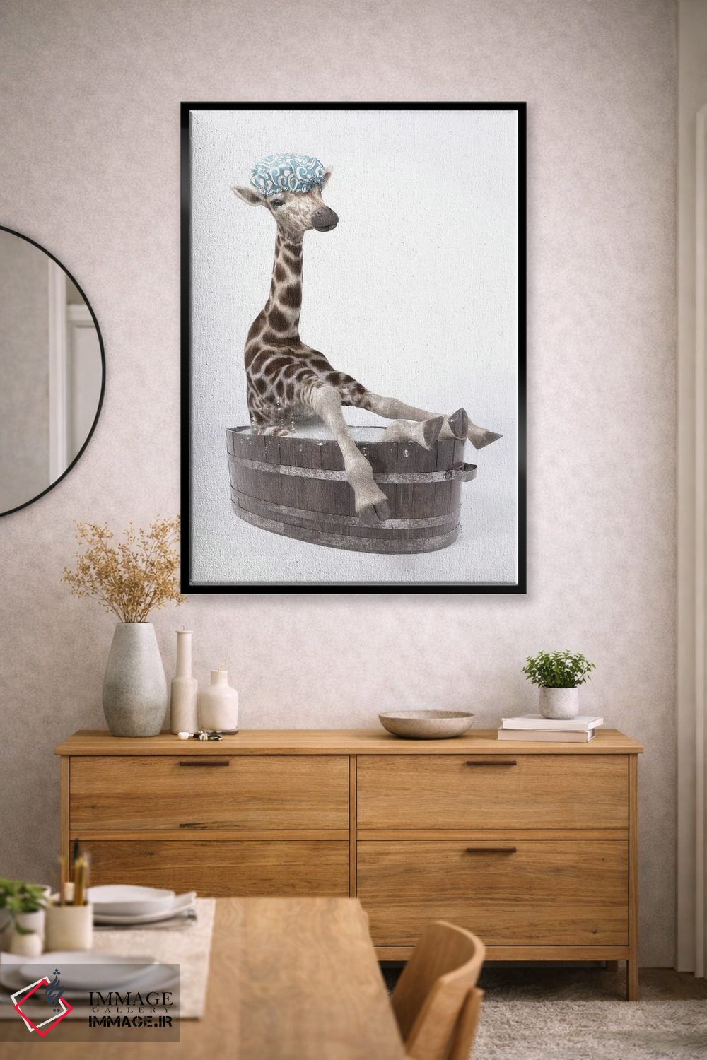 تابلو دکوراتیو زرافه در حمام با کلاه مخصوص استحمام اثر جوفری فیلیپ - D2B