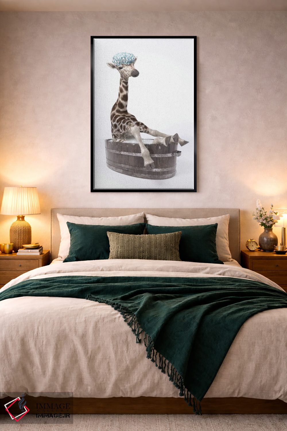 تابلو دکوراتیو زرافه در حمام با کلاه مخصوص استحمام اثر جوفری فیلیپ - D4B