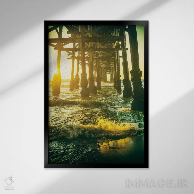 تابلو دکوراتیو موج سواری زیر اسکله اثر جوزف اس. جیاکالونه - نمای قابدار مشکی