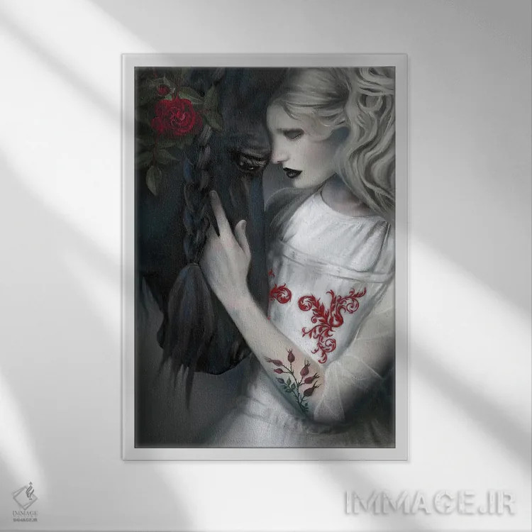 تابلو دکوراتیو زیبایی سیاه اثر جولیانا لوومر - نمای قابدار سفید