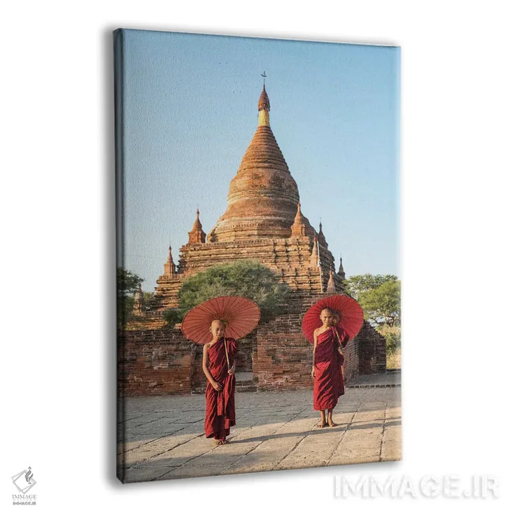 تابلو دکوراتیو Bagan, Myanmar,دو راهب نوجوان مبتدی با چتر قرمز ایستاده در مقاب… اثر یان بکه - نمای پرسپکتیو محصول