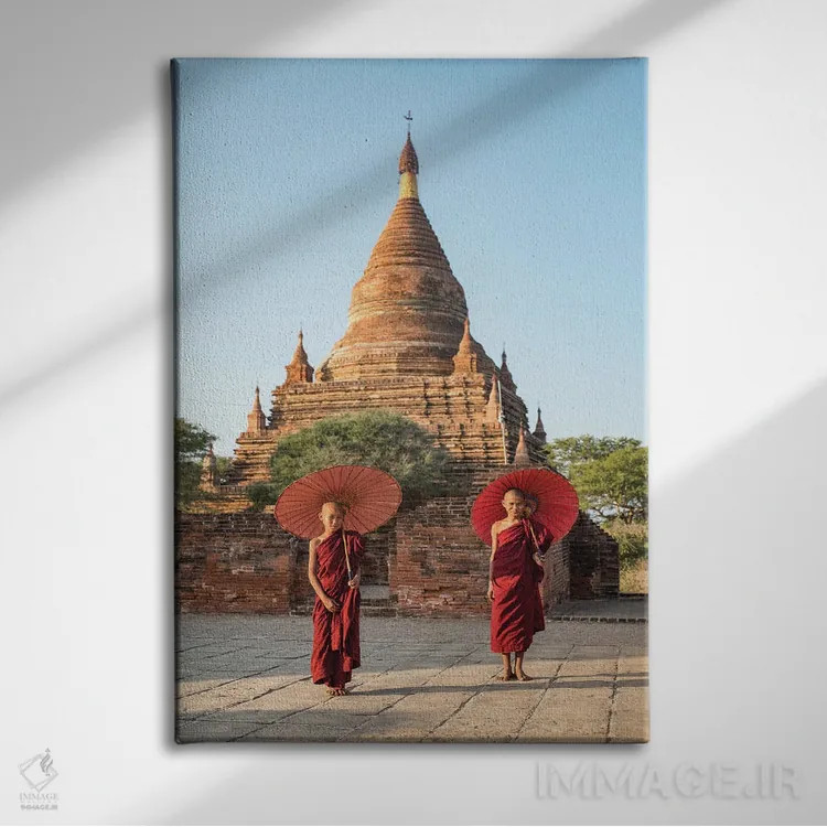 تابلو دکوراتیو Bagan, Myanmar,دو راهب نوجوان مبتدی با چتر قرمز ایستاده در مقاب… اثر یان بکه - نمای روبهرو روی دیوار