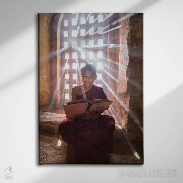 تابلو دکوراتیو Bagan, Myanmar,راهب نوآموز برمه ای در حال خواندن کتاب در معبدی… اثر یان بکه - نمای روبهرو روی دیوار