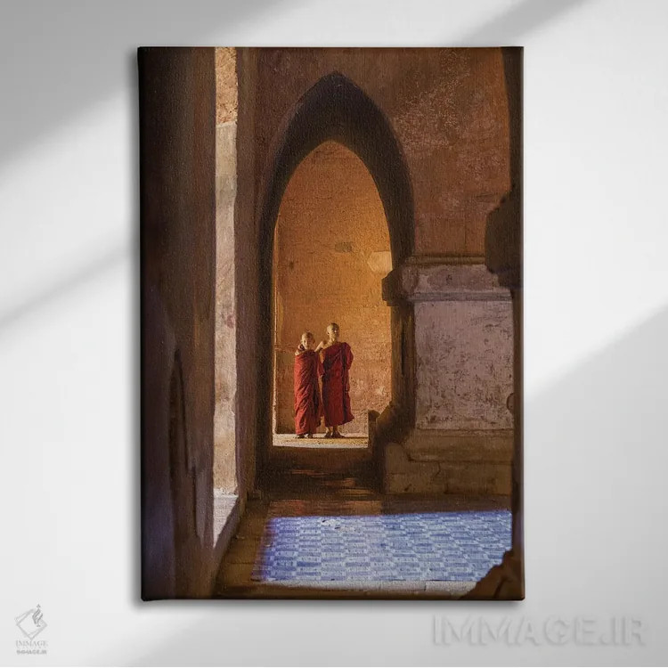 تابلو دکوراتیو Bagan, Myanmar,دو راهب نوجوان مبتدی در معبدی قدیمی، باگان، میان… اثر یان بکه - نمای روبهرو روی دیوار
