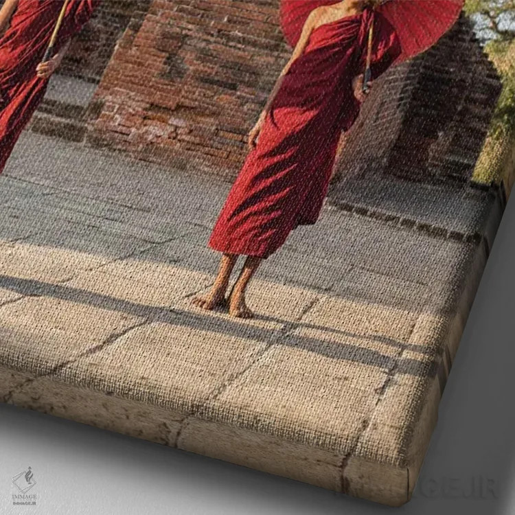 تابلو دکوراتیو Bagan, Myanmar,دو راهب نوجوان مبتدی با چتر قرمز ایستاده در مقاب… اثر یان بکه - نمای نزدیک بافت بوم