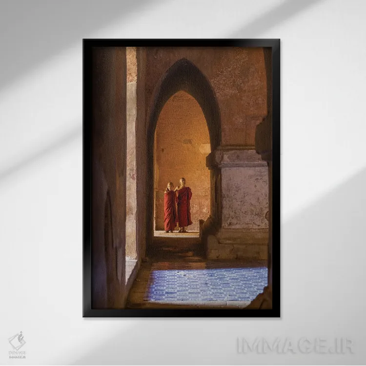 تابلو دکوراتیو Bagan, Myanmar,دو راهب نوجوان مبتدی در معبدی قدیمی، باگان، میان… اثر یان بکه - نمای قابدار مشکی