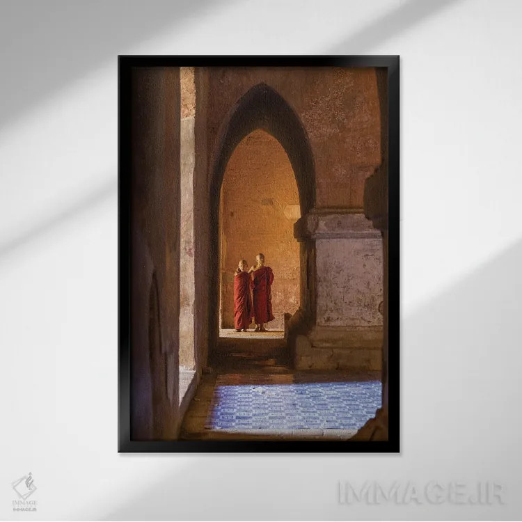 تابلو دکوراتیو Bagan, Myanmar,دو راهب نوجوان مبتدی در معبدی قدیمی، باگان، میان… اثر یان بکه - نمای قابدار مشکی