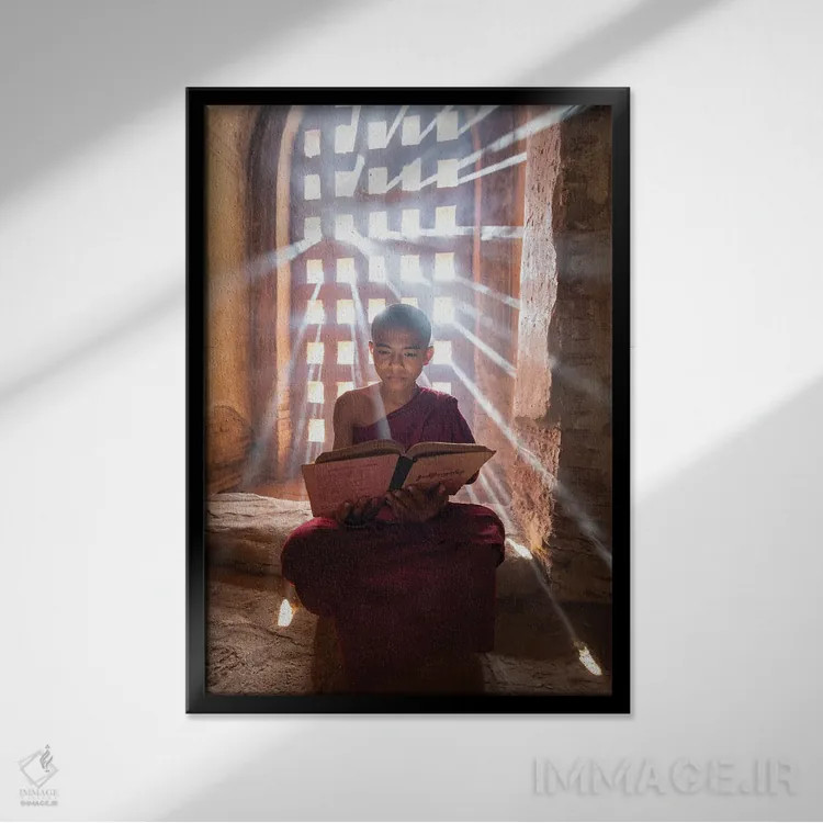 تابلو دکوراتیو Bagan, Myanmar,راهب نوآموز برمه ای در حال خواندن کتاب در معبدی… اثر یان بکه - نمای قابدار مشکی