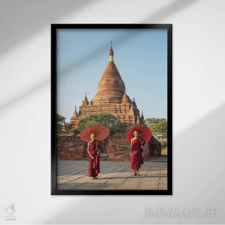 تابلو دکوراتیو Bagan, Myanmar,دو راهب نوجوان مبتدی با چتر قرمز ایستاده در مقاب… اثر یان بکه - نمای قابدار مشکی
