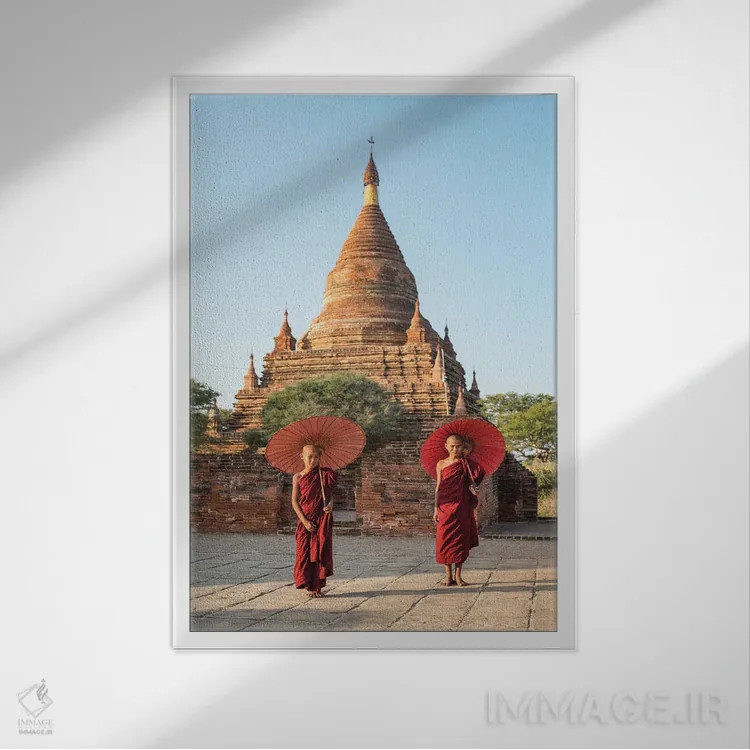 تابلو دکوراتیو Bagan, Myanmar,دو راهب نوجوان مبتدی با چتر قرمز ایستاده در مقاب… اثر یان بکه - نمای قابدار سفید