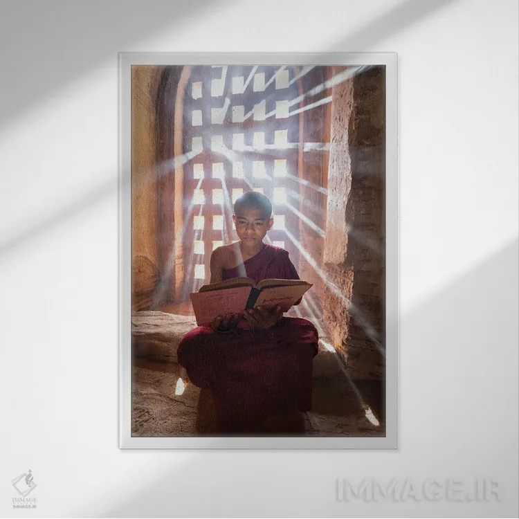 تابلو دکوراتیو Bagan, Myanmar,راهب نوآموز برمه ای در حال خواندن کتاب در معبدی… اثر یان بکه - نمای قابدار سفید