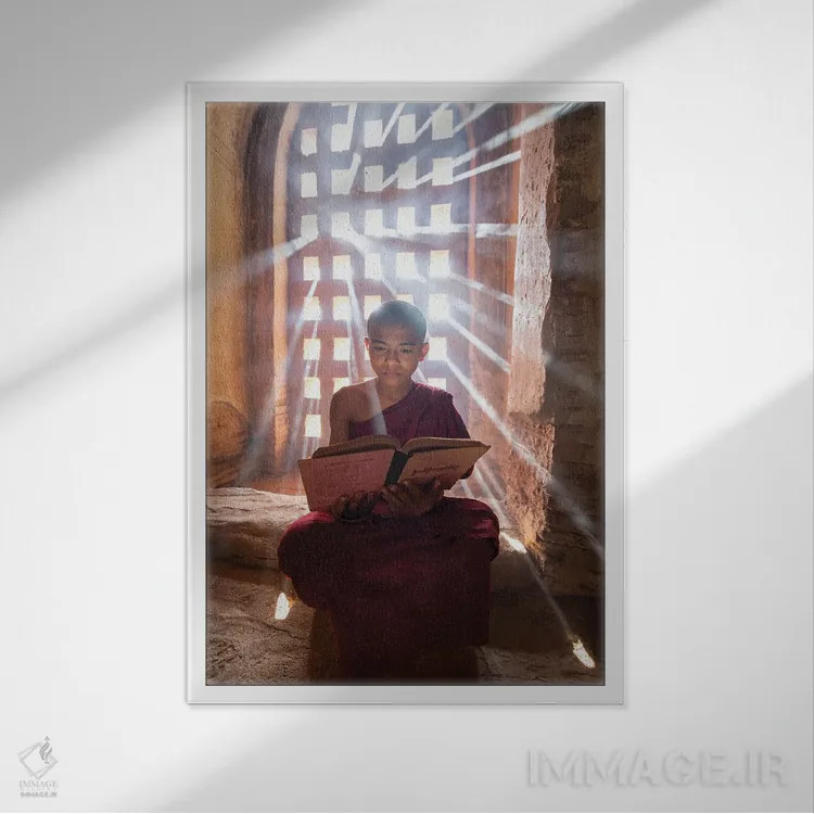 تابلو دکوراتیو Bagan, Myanmar,راهب نوآموز برمه ای در حال خواندن کتاب در معبدی… اثر یان بکه - نمای قابدار سفید