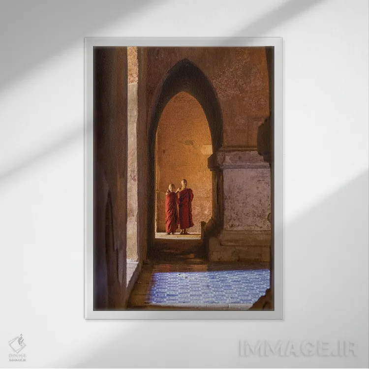 تابلو دکوراتیو Bagan, Myanmar,دو راهب نوجوان مبتدی در معبدی قدیمی، باگان، میان… اثر یان بکه - نمای قابدار سفید