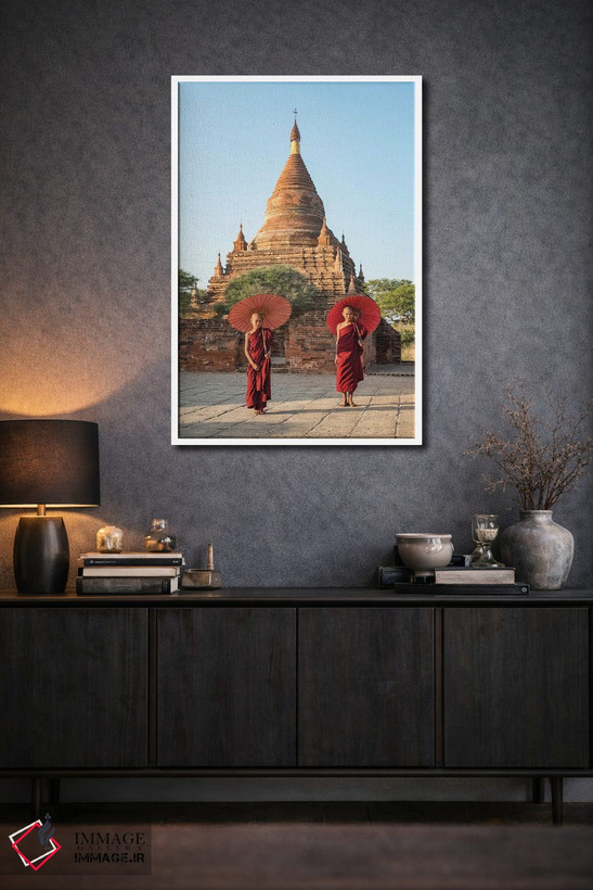 تابلو دکوراتیو Bagan, Myanmar,دو راهب نوجوان مبتدی با چتر قرمز ایستاده در مقاب… اثر یان بکه - D1W