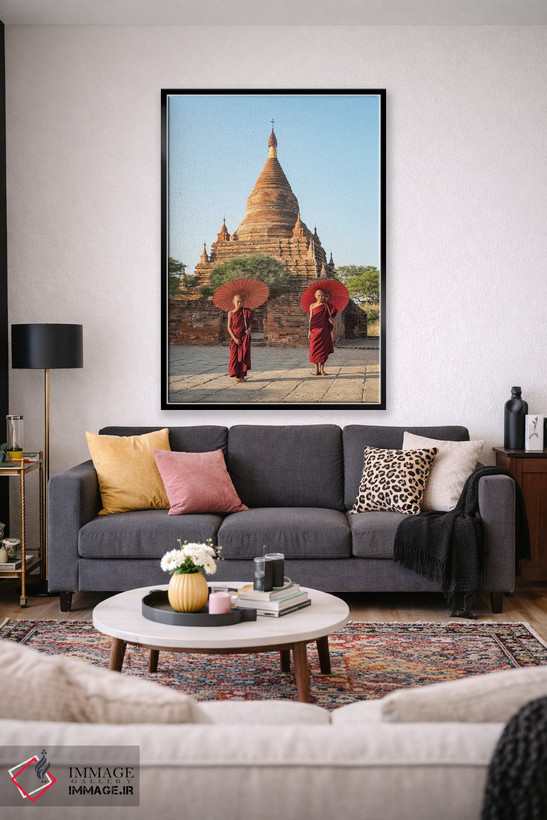 تابلو دکوراتیو Bagan, Myanmar,دو راهب نوجوان مبتدی با چتر قرمز ایستاده در مقاب… اثر یان بکه - D2B