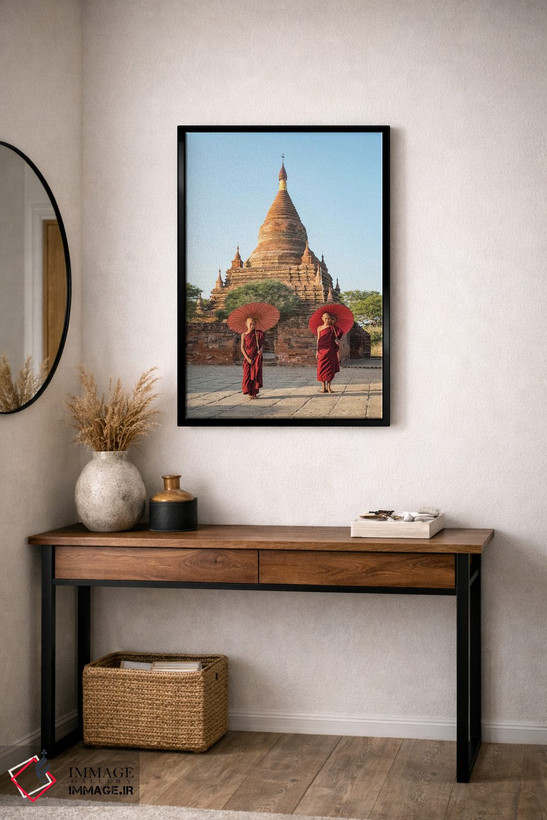 تابلو دکوراتیو Bagan, Myanmar,دو راهب نوجوان مبتدی با چتر قرمز ایستاده در مقاب… اثر یان بکه - D4B