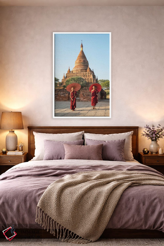 تابلو دکوراتیو Bagan, Myanmar,دو راهب نوجوان مبتدی با چتر قرمز ایستاده در مقاب… اثر یان بکه - D3W