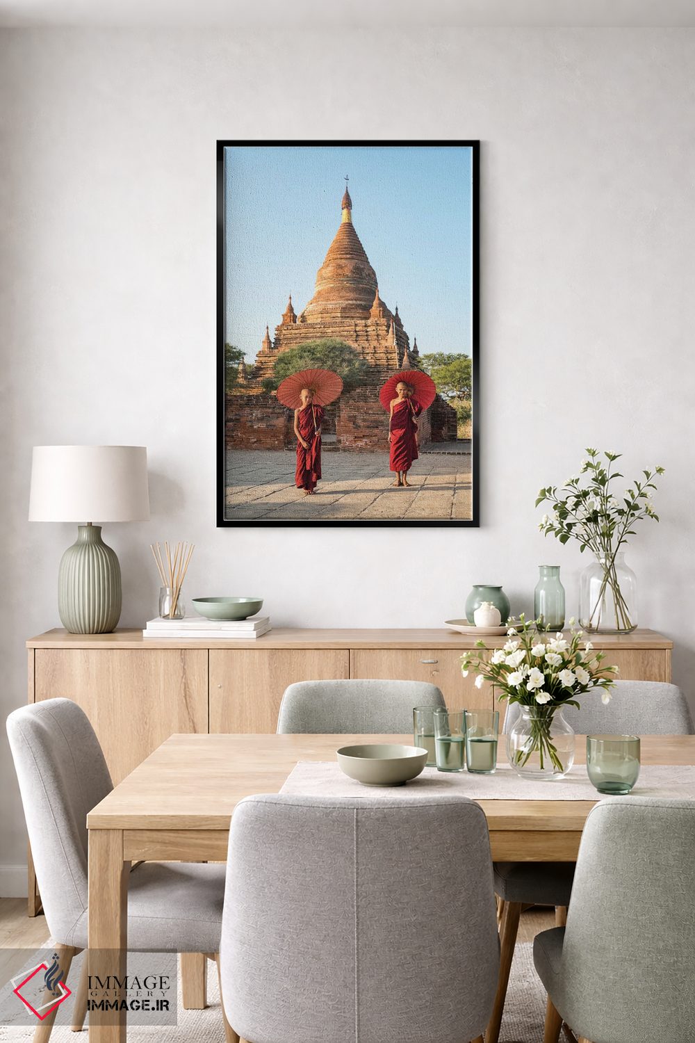 تابلو دکوراتیو Bagan, Myanmar,دو راهب نوجوان مبتدی با چتر قرمز ایستاده در مقاب… اثر یان بکه - D6B