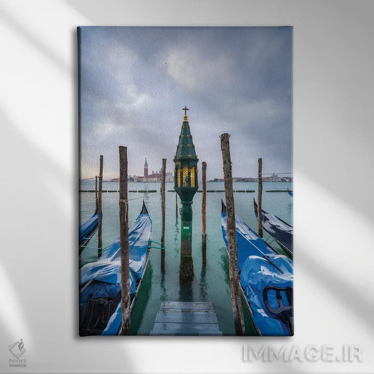 تابلو دکوراتیو Venice, Italy,گوندولاها در اسکله مقابل جزیره سن جورجو ماجوره، و… اثر یان بکه - نمای روبهرو روی دیوار