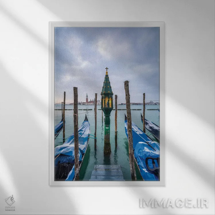 تابلو دکوراتیو Venice, Italy,گوندولاها در اسکله مقابل جزیره سن جورجو ماجوره، و… اثر یان بکه - نمای قابدار سفید