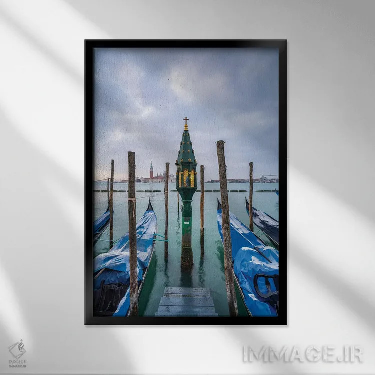 تابلو دکوراتیو Venice, Italy,گوندولاها در اسکله مقابل جزیره سن جورجو ماجوره، و… اثر یان بکه - نمای قابدار مشکی