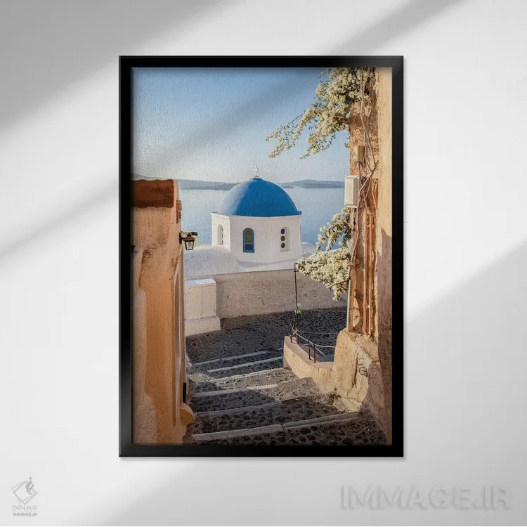 تابلو دکوراتیو Greece,کلیسای گنبد آبی در اویا، سانتورینی، یونان اثر یان بکه - نمای قابدار مشکی